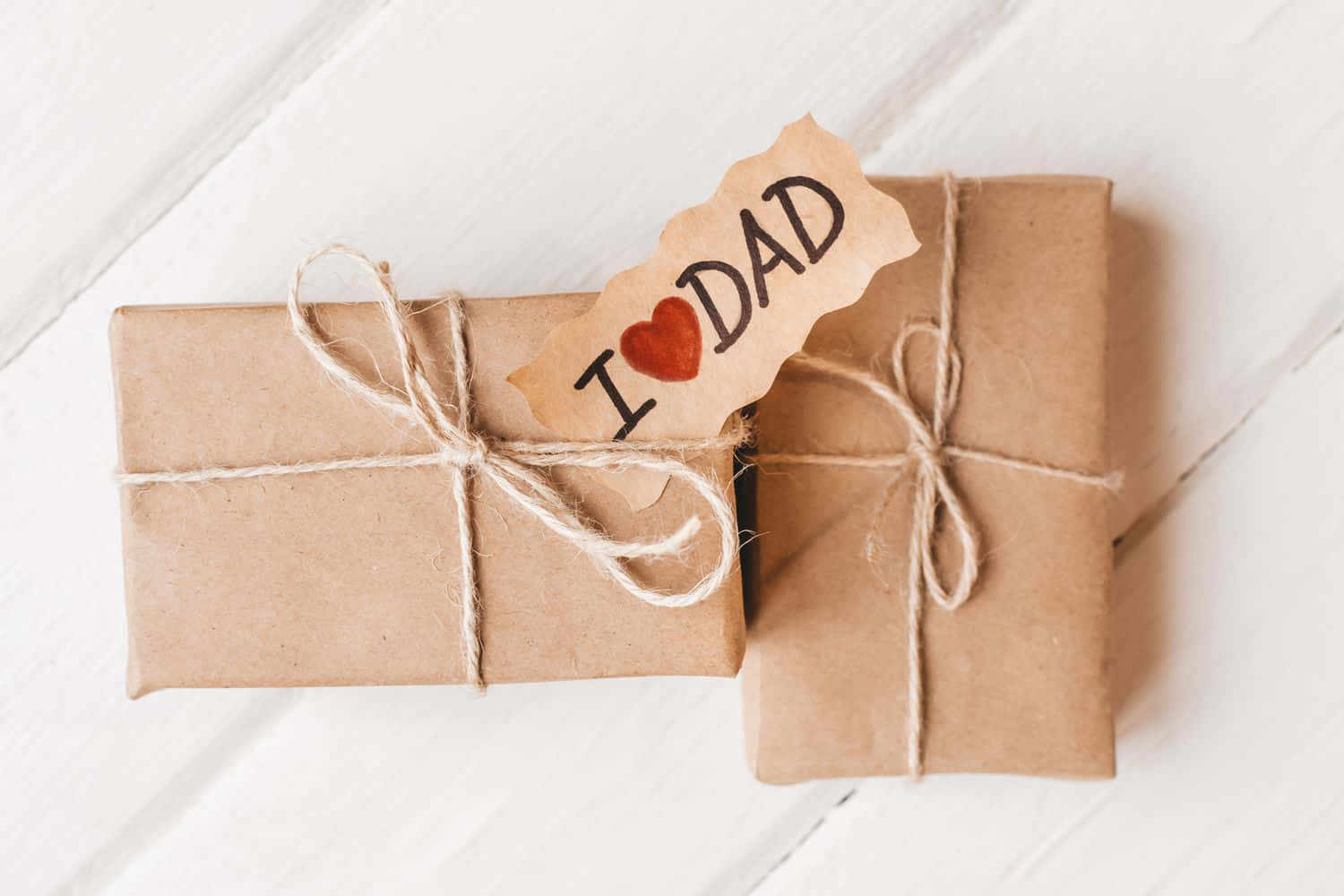 兩個包裝好的禮物，帶有寫著 I heart DAD 的標籤