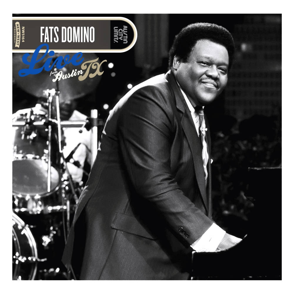 Fats Domino 活動於奧斯汀現場演出 壁紙 — Fats Domino 喺德州奧斯汀現場表演期間溫暖咁向鋼琴微笑，後面嘅鼓以黑白顯示。