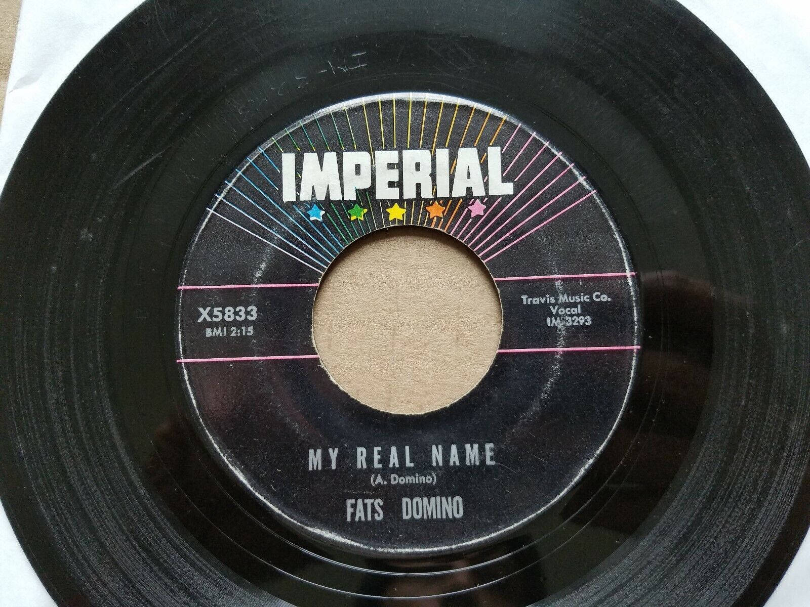 Fats Domino Imperial黑膠唱片 壁紙 — 特寫一個復古Imperial Records 45轉黑膠唱片標籤，上面有Fats Domino的歌曲My Real Name，並帶有彩色星爆設計。