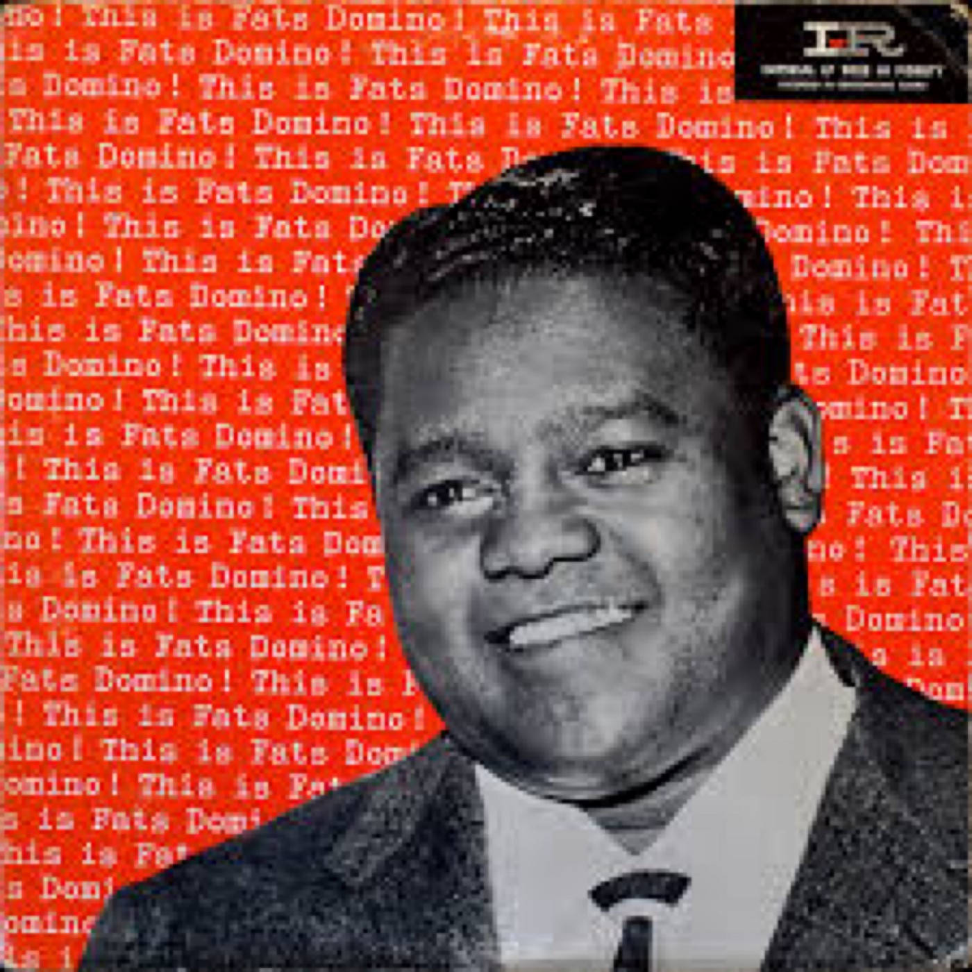 Fats Domino 圖形設計 壁紙 — 一個微笑的男人穿著西裝，在鮮紅色的背景上重複白色文字 'This is Fats Domino'。
