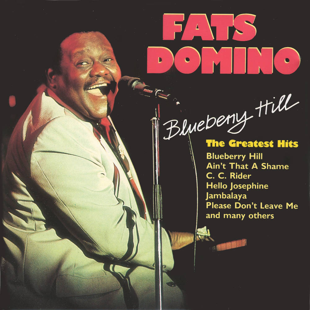 Fats Domino 精選輯專輯封面 壁紙 — Fats Domino 喺復古專輯封面上面帶微笑，對住咪高峰唱歌，封面有粗體紅色文字。