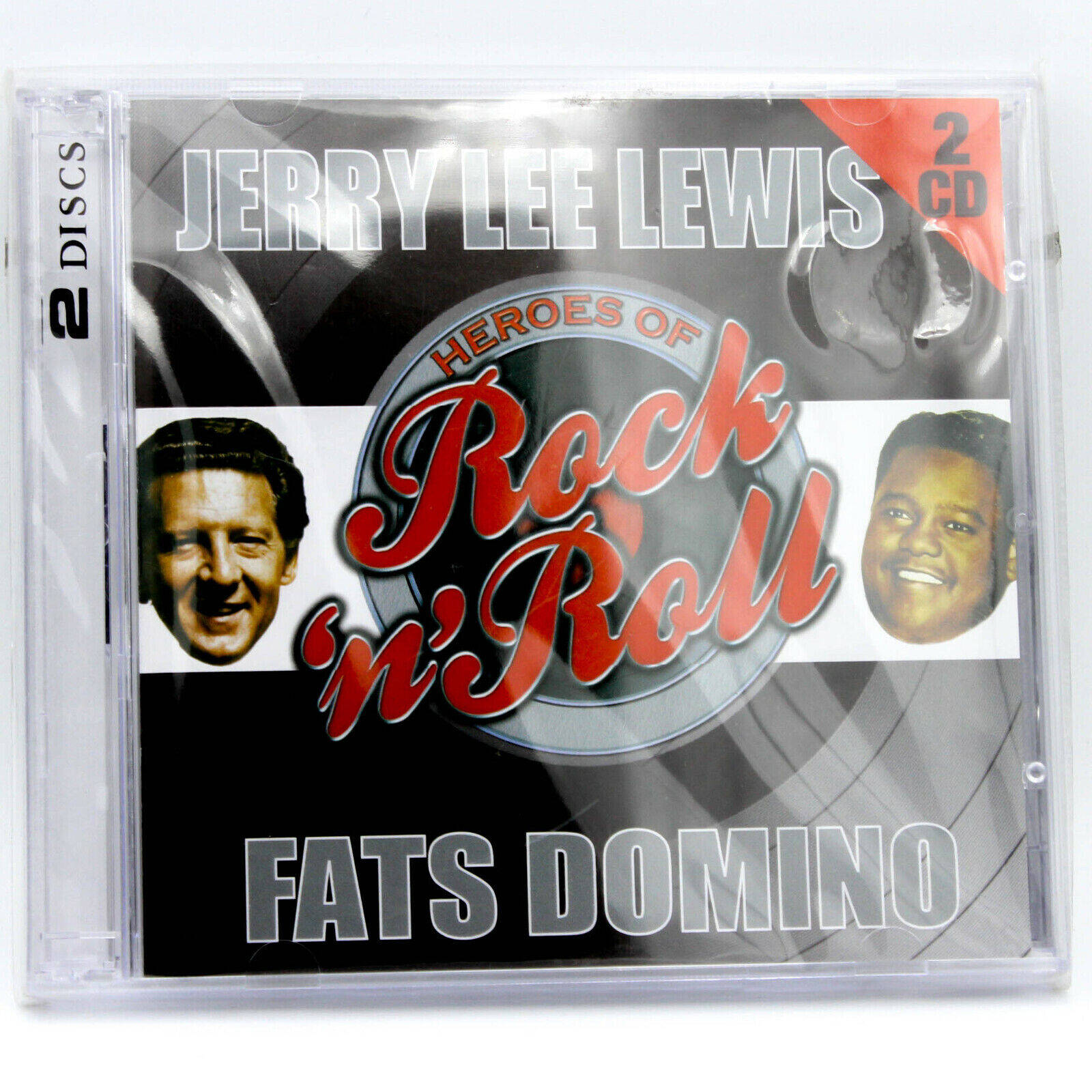 Fats Domino與Jerry Lee Lewis雙CD專輯 壁紙 — 一個光面CD盒，用於「Heroes of Rock 'n' Roll」， featuring Jerry Lee Lewis 和 Fats Domino，帶有粗體紅色字體和黑白肖像。