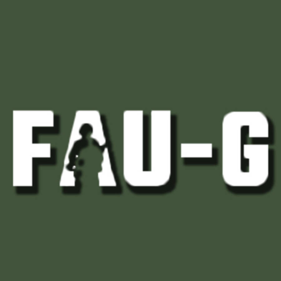 《FAU-G》綠白標誌 壁紙 — 深綠色背景上粗體白色 FAU-G 文字，士兵剪影融入字母 A 中。