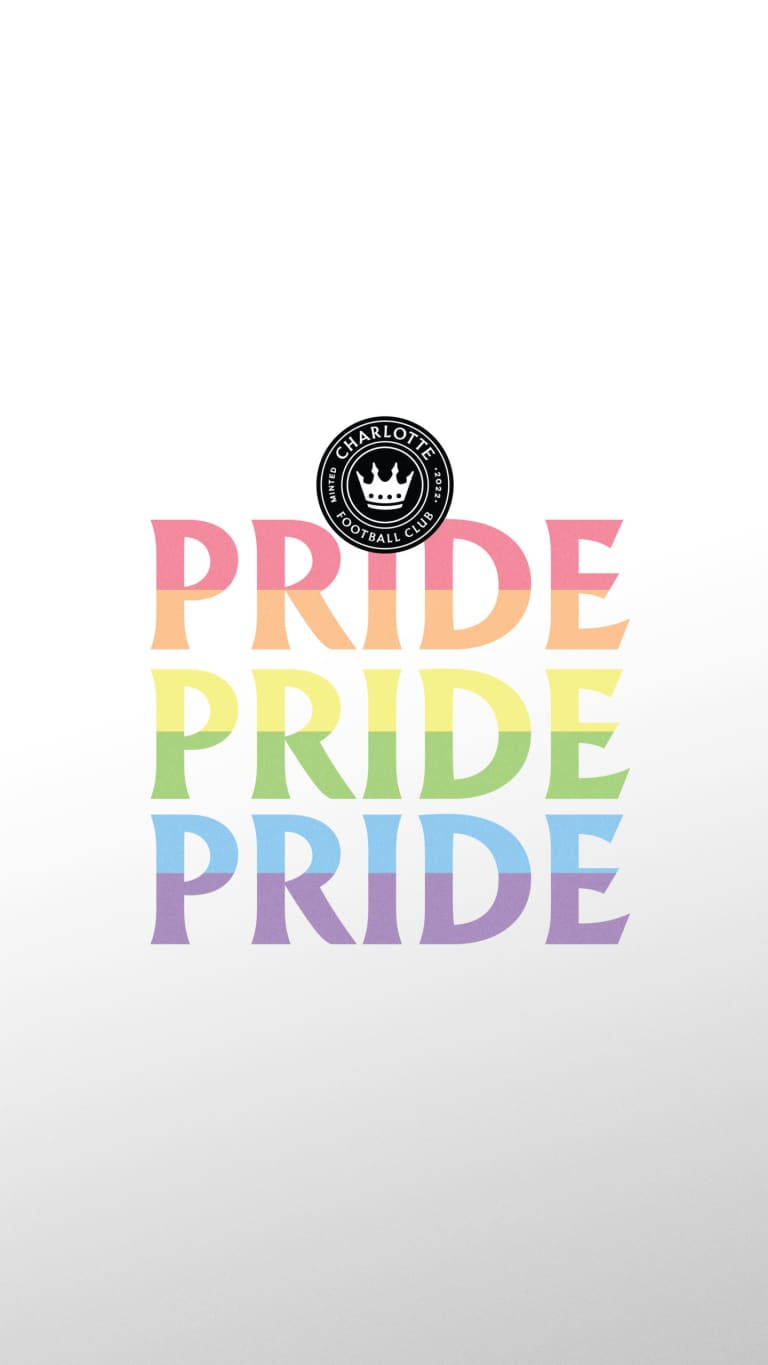 夏洛特FC 雨虹驕傲 壁紙 — 大膽的彩虹漸變文字拼出 PRIDE，重疊三次，上方有夏洛特FC徽章，背景為純白色。