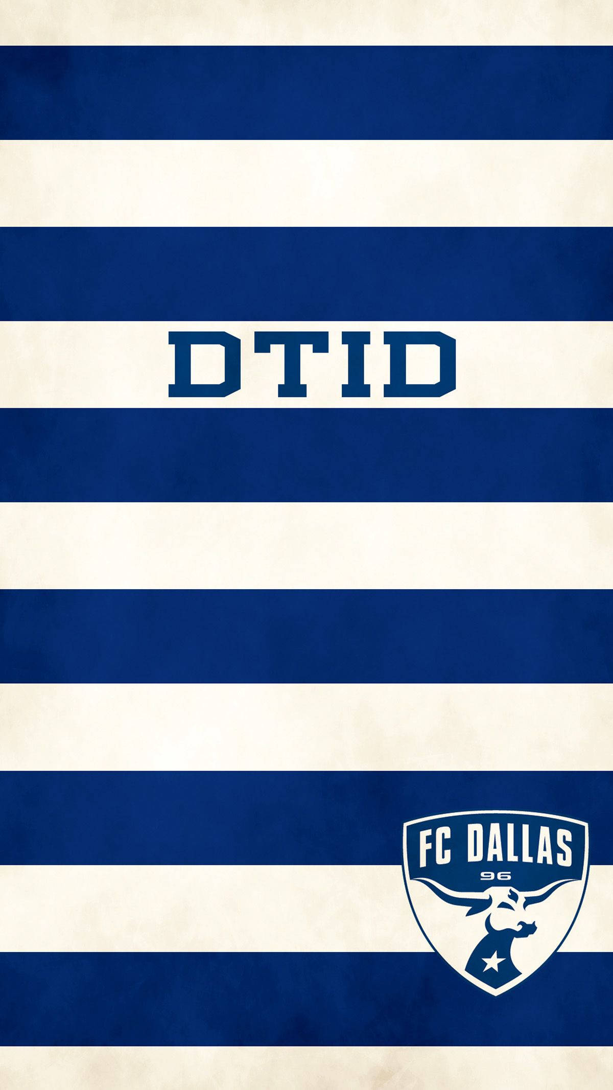 FC達拉斯藍色標誌 壁紙 — 帶有DTID文字和FC Dallas 96標誌的醒目藍色和奶油色水平條紋，印在紋理牆紙上。