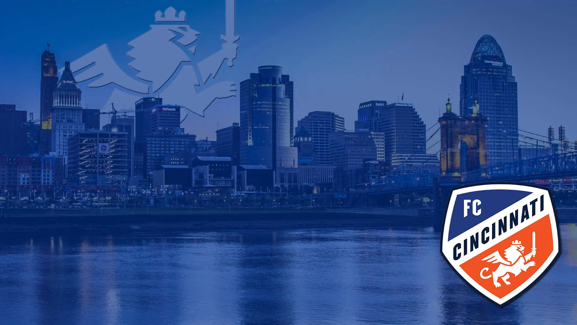 FC辛辛那提城市風景 壁紙 — 辛辛那提黃昏天際線，帶有FC辛辛那提標誌疊加和河流倒影，在深藍色暮色下。