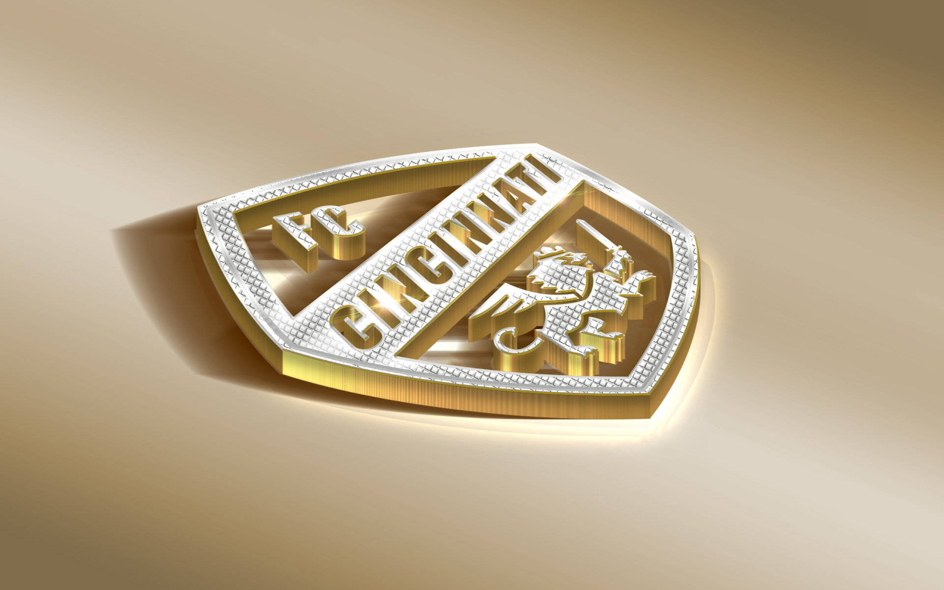 FC辛辛那提標誌 壁紙 — 閃耀的金銀色FC Cincinnati徽章，帶有獅子標誌，置於柔和漸變背景上。