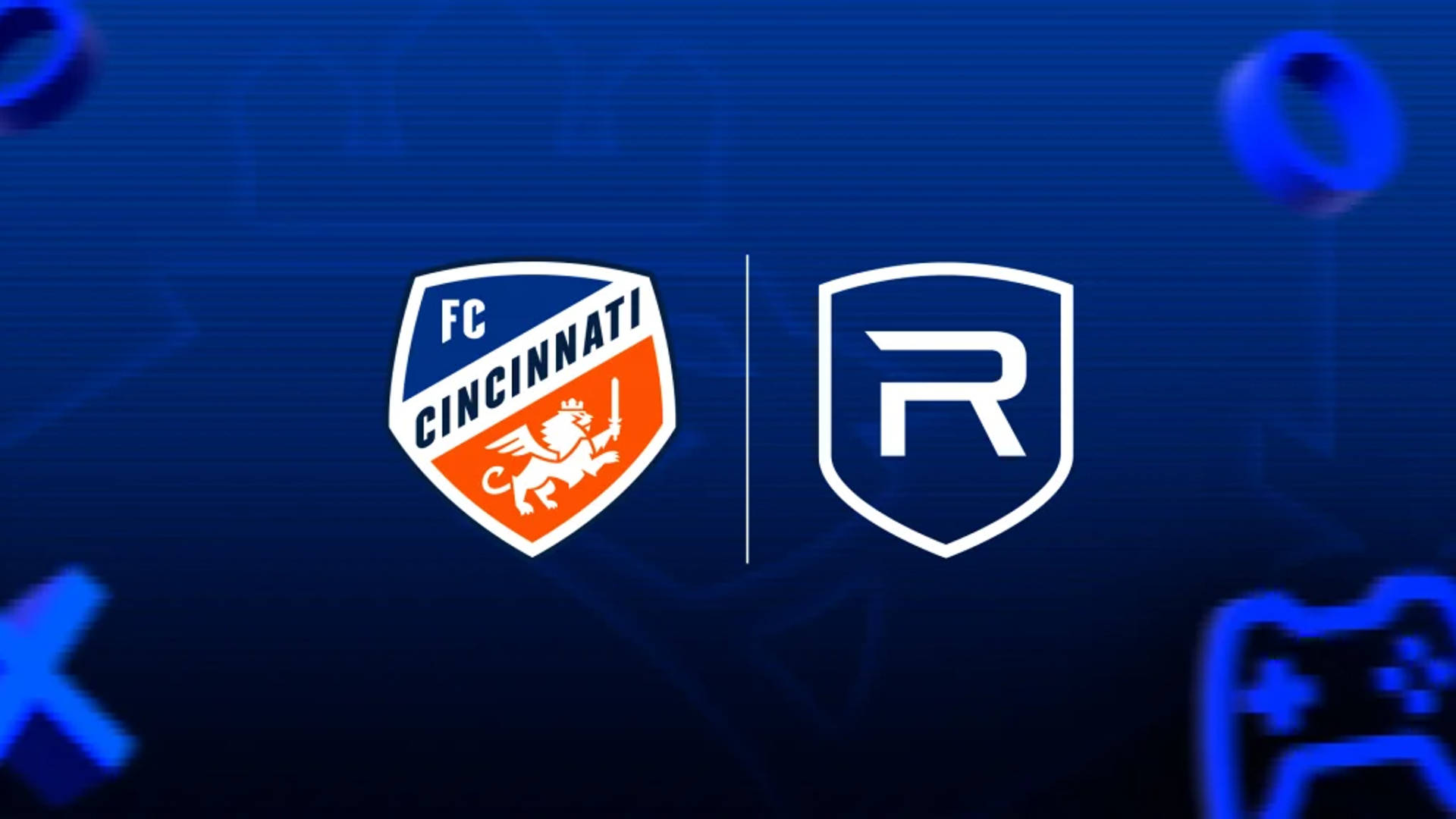 FC辛辛那提與對手聯手合作 壁紙 — 兩個運動隊標誌 FC Cincinnati 和 R 在帶有發光遊戲控制器圖標的深藍色數位背景上以白色突出顯示。