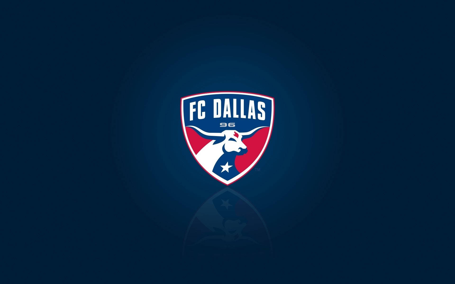 FC Dallas 足球隊標誌，深藍色背景帶反射