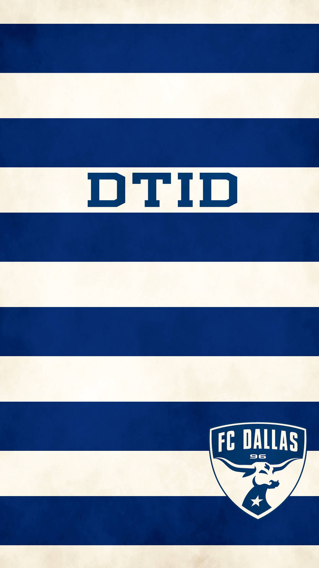 FC達拉斯藍色標誌 壁紙 — 帶有DTID文字和FC Dallas 96標誌的醒目藍色和奶油色水平條紋，印在紋理牆紙上。