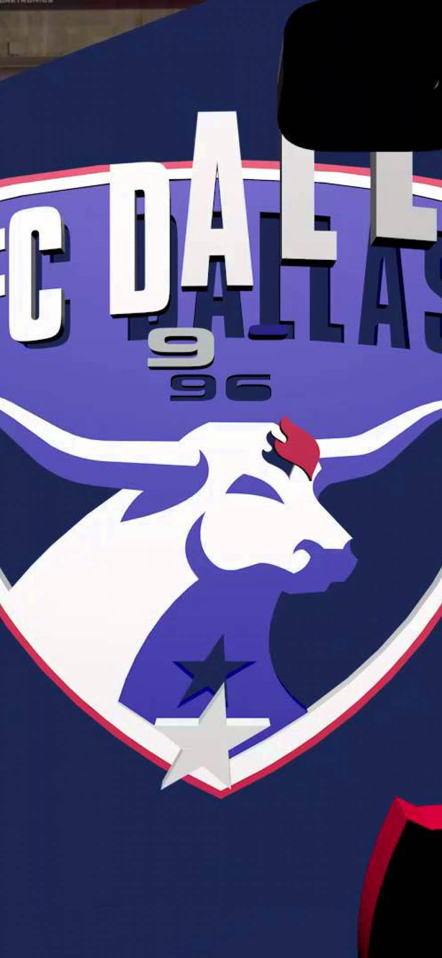 FC達拉斯裁切標誌 壁紙 — FC Dallas 1996 足球隊標誌特寫，以藍色背景上的白色長角牛（紅色角尖和星星）為特色。