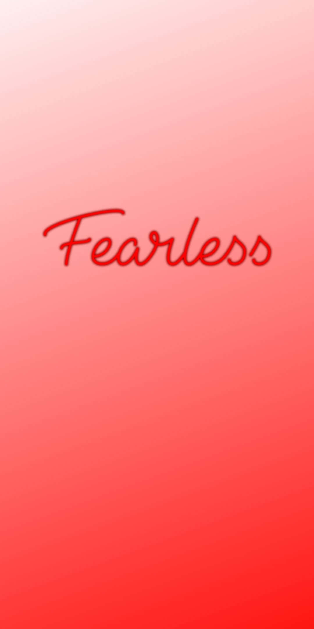 Fearless 字體紅漸層背景 壁紙 — 紅色草書字體嘅 fearless 字樣漂浮喺由柔和粉紅色到鮮艷紅色嘅漸變背景上。