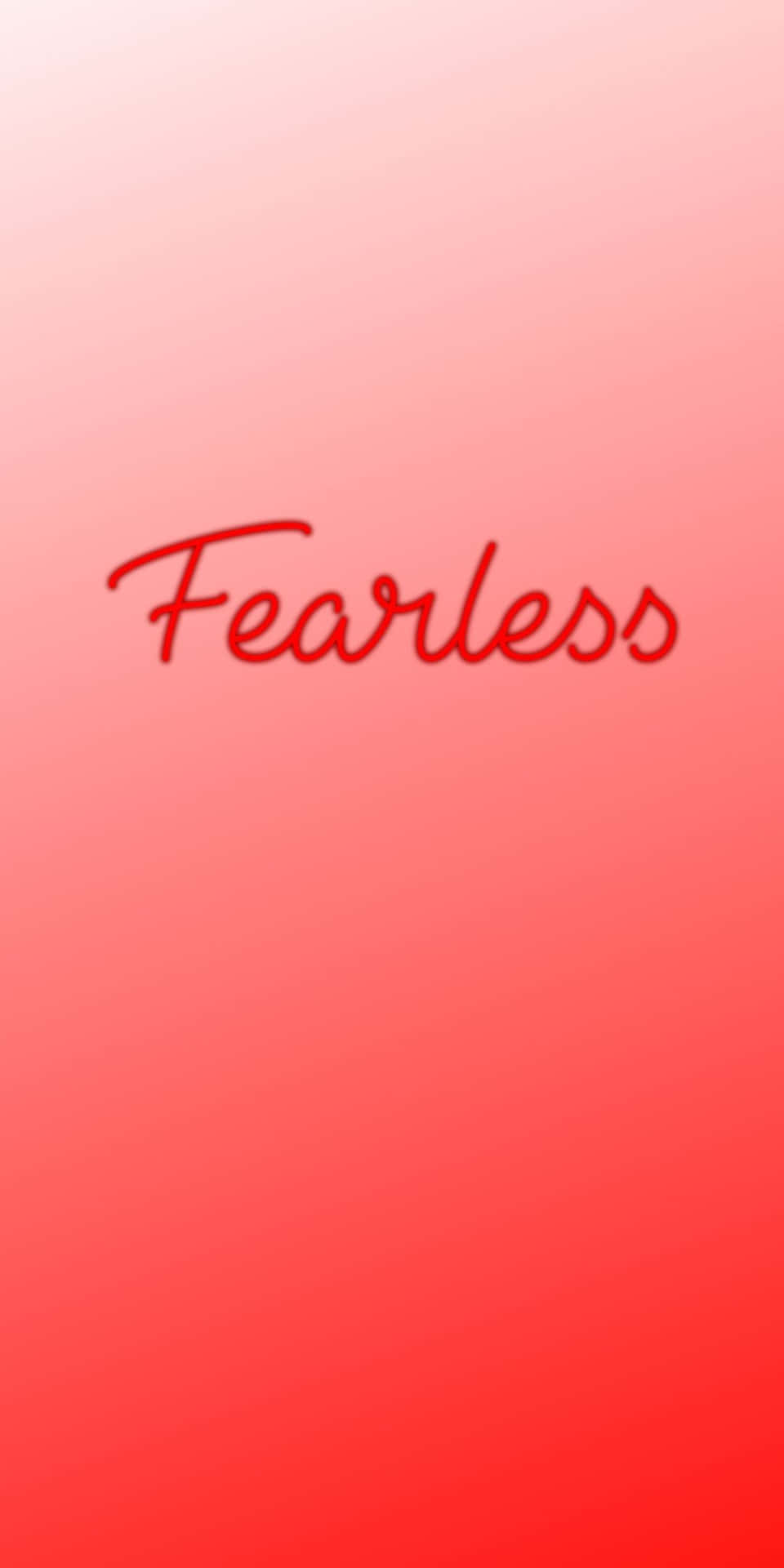 粉紅到紅色漸變背景上嘅紅色草書文字 fearless。