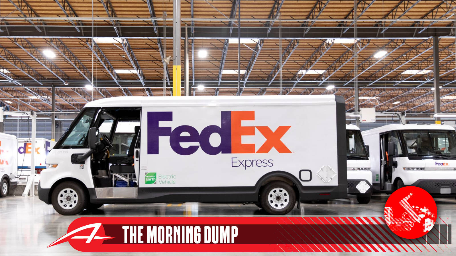 大型倉庫內的白色FedEx Express電動貨車，其他貨車也可見。