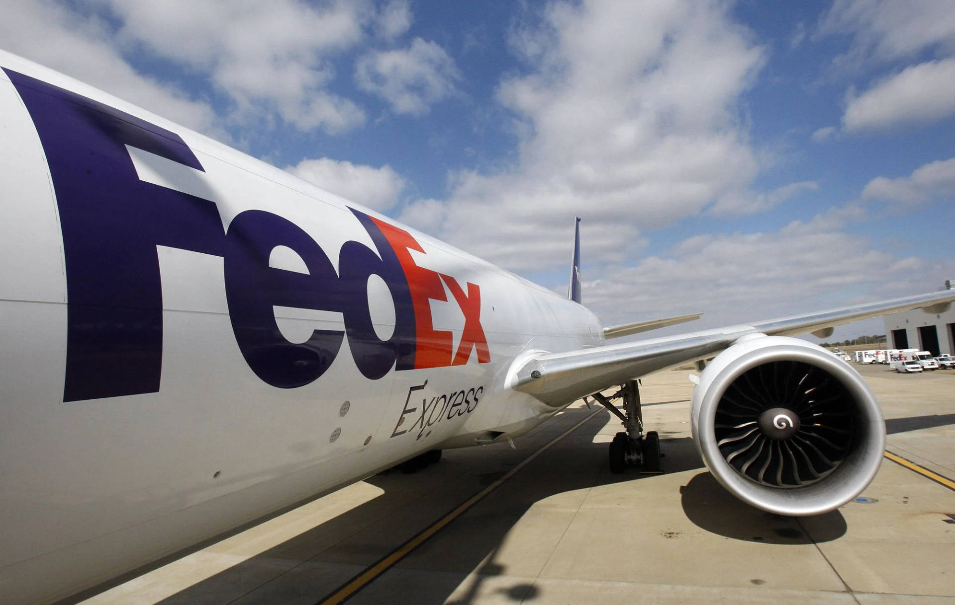 藍天白雲下機場停機坪上的FedEx貨機