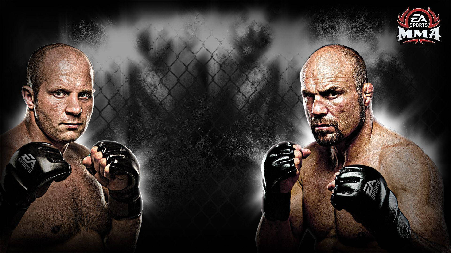 Fedor Emelianenko 對戰 Randy Couture 壁紙 — 兩位激烈的MMA拳手在籠中對峙，伴隨戲劇性燈光和煙霧效果。