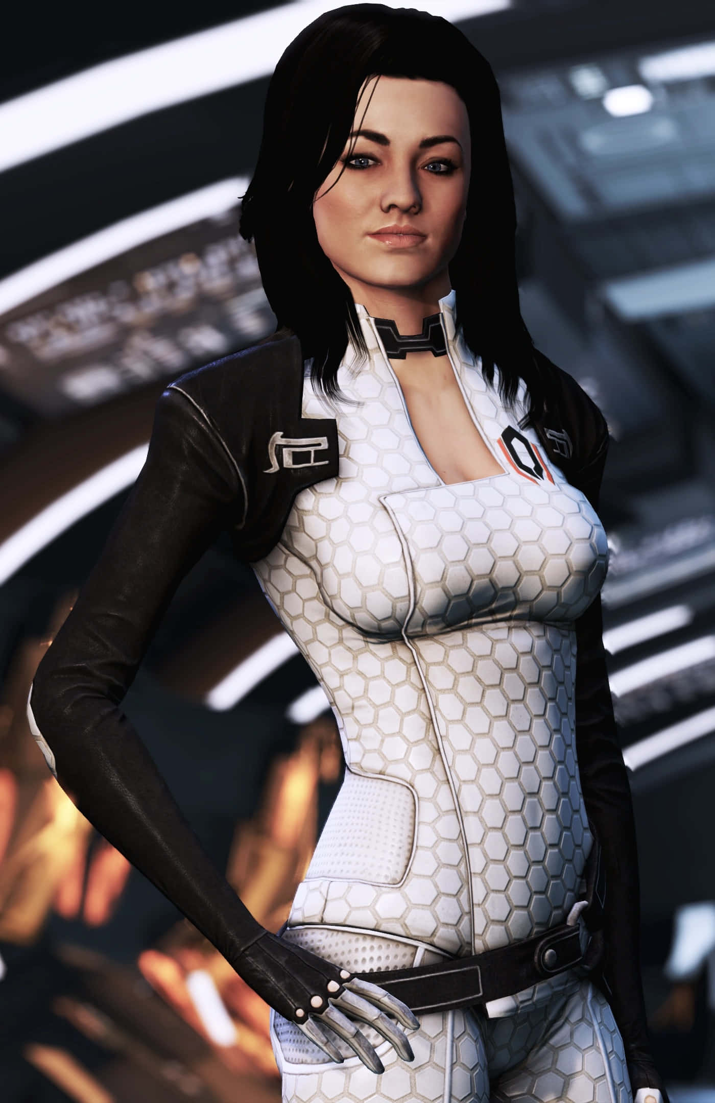 Miranda Lawson 桌布 壁紙 — 一位身穿白色六角形緊身衣的女性科幻角色自信地站在未來主義的太空船走廊中。