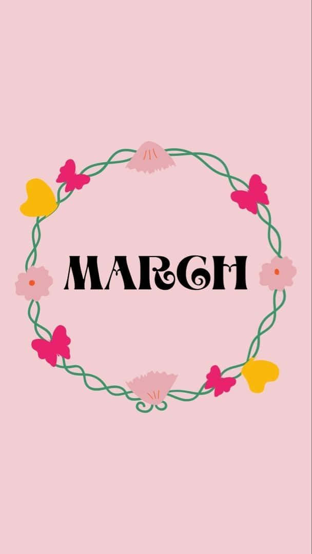  壁紙 — 粉紅色背景上，黑色手寫字體 March 被一個由粉紅色、黃色花朵和蝴蝶組成的綠色花環環繞。