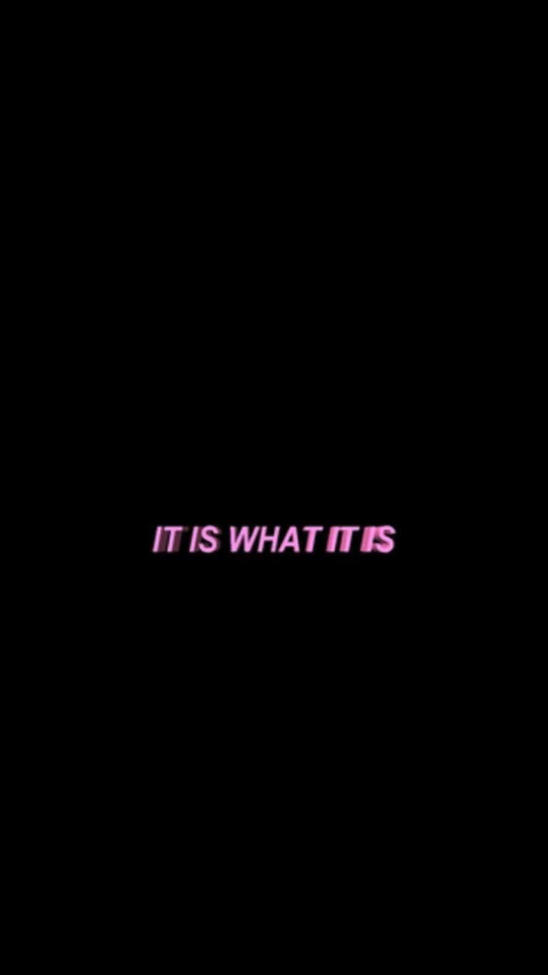  壁紙 — 粉紅色發光文字在純黑色背景上顯示 it is what it is。