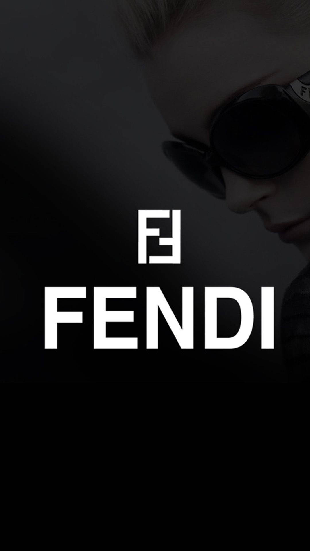 Fendi 白色標誌 壁紙 — 簡約黑色背景，中間有一個人戴著太陽眼鏡，並有粗體白色FENDI標誌。