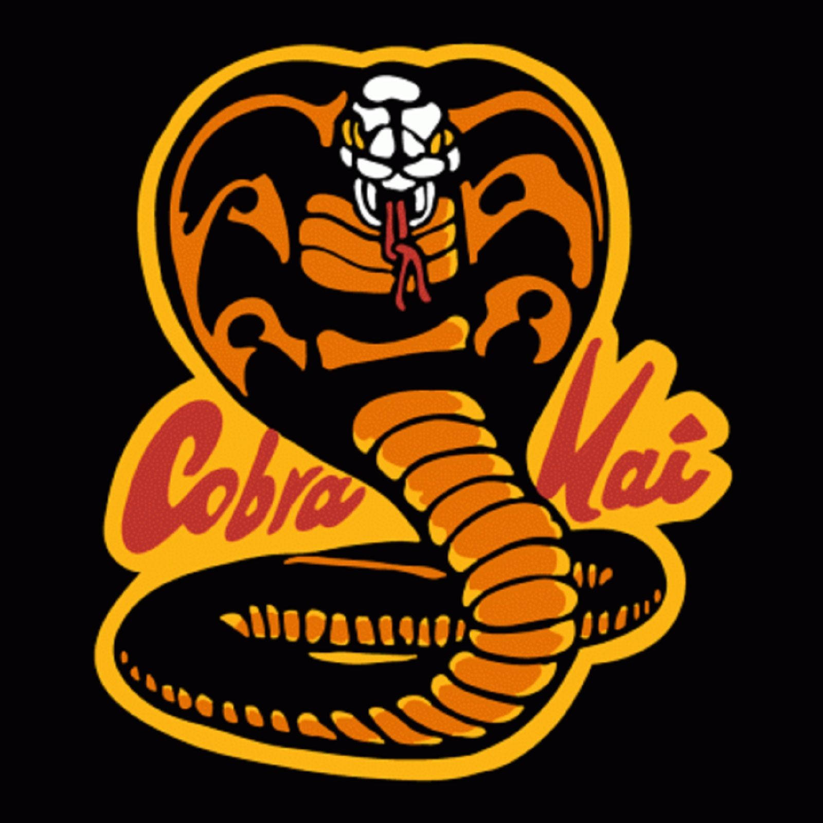 「崛起並反擊，加入Cobra Kai！」 壁紙 — 一條風格化的橙色和黃色眼鏡蛇，帶有威脅性的面孔和毒牙，纏繞在黑色背景上的粗體紅色文字 'Cobra Kai' 周圍。