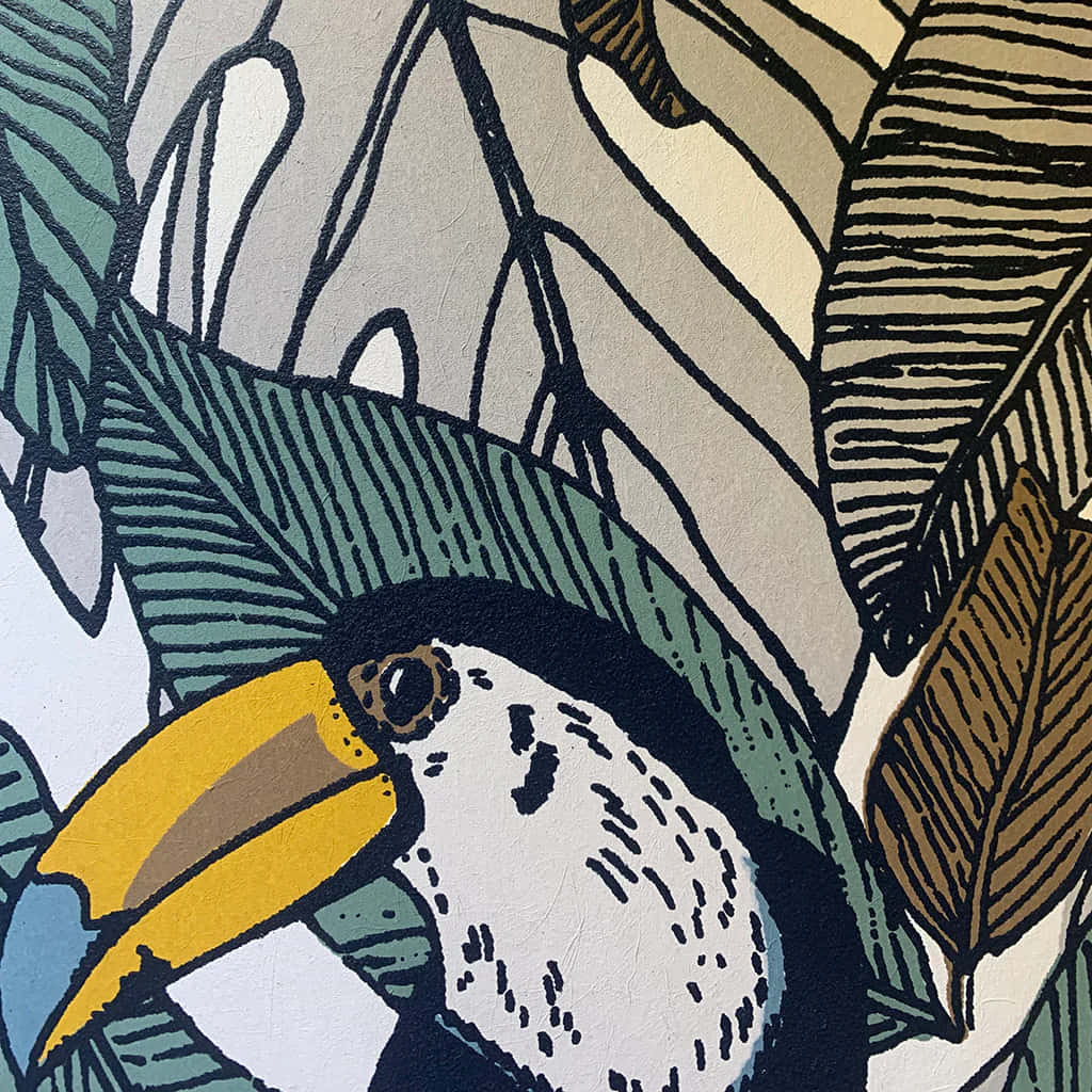  壁紙 — 一隻風格化的巨嘴鳥，有著鮮黃色的喙，從茂密的綠色和棕色熱帶葉子中探出頭來，構成大膽的插圖構圖。