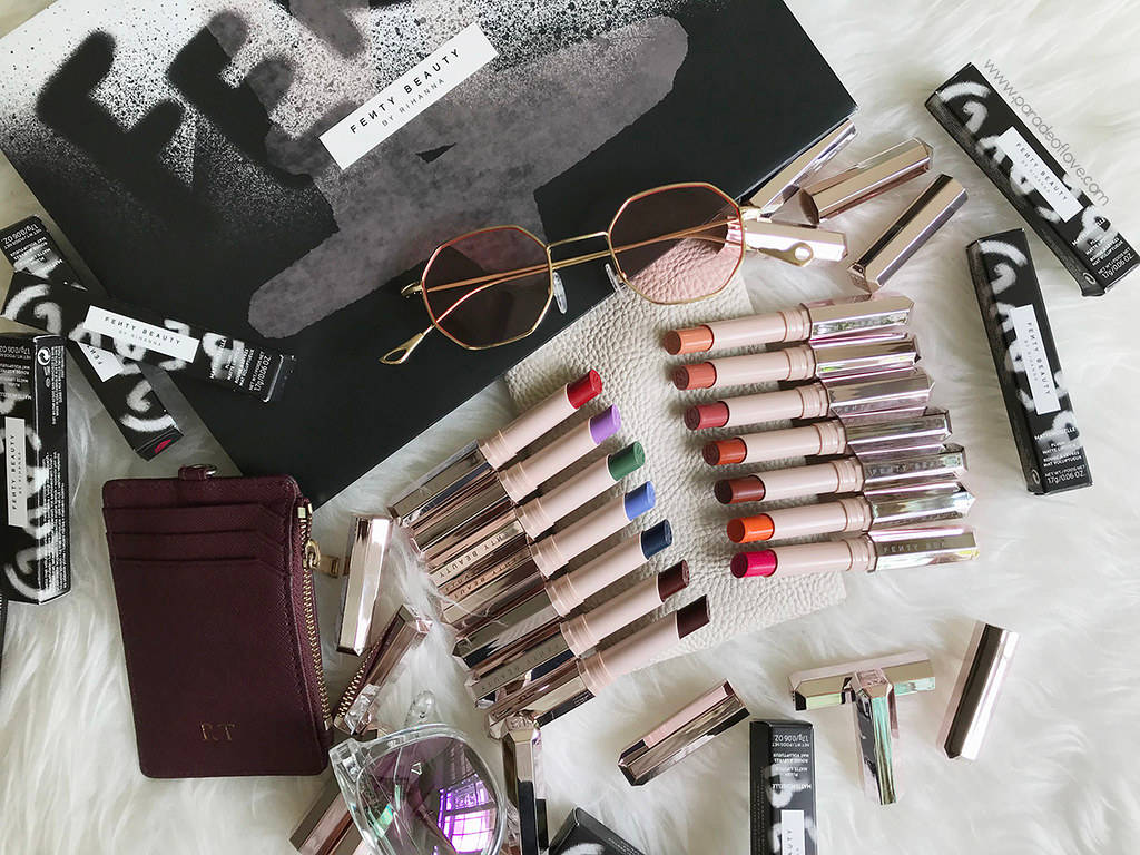 Fenty Beauty化妝系列在白色毛絨背景上擺放。