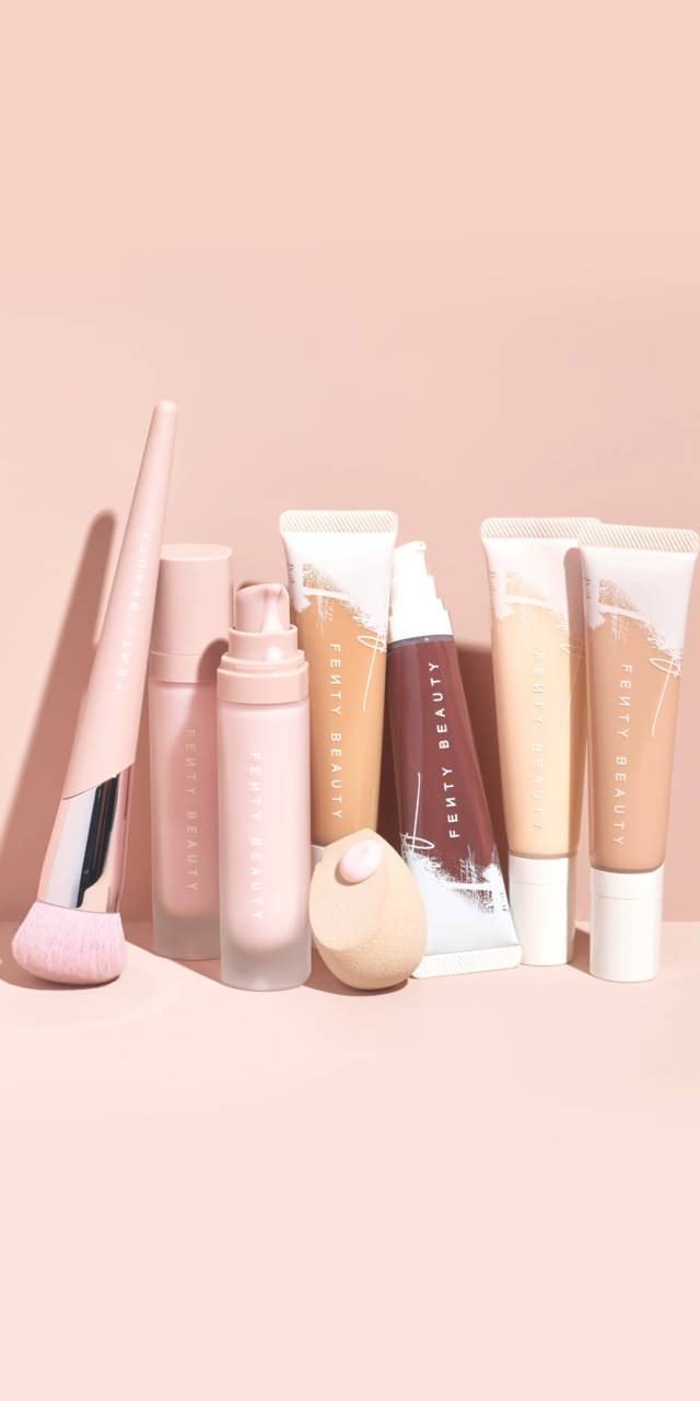 Fenty Beauty 化妝品系列以粉彩粉紅色調呈現，背景相配。