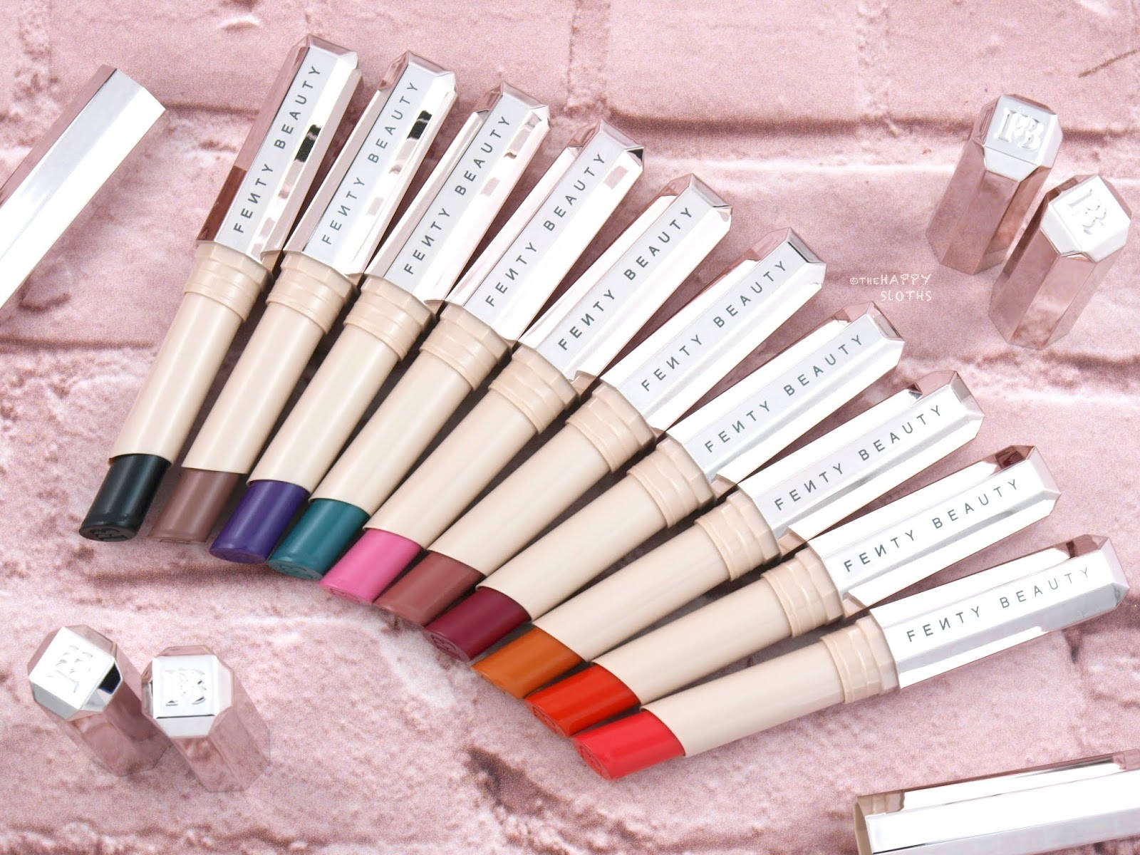 Fenty Beauty 唇膏系列，彩虹色調，粉紅色背景