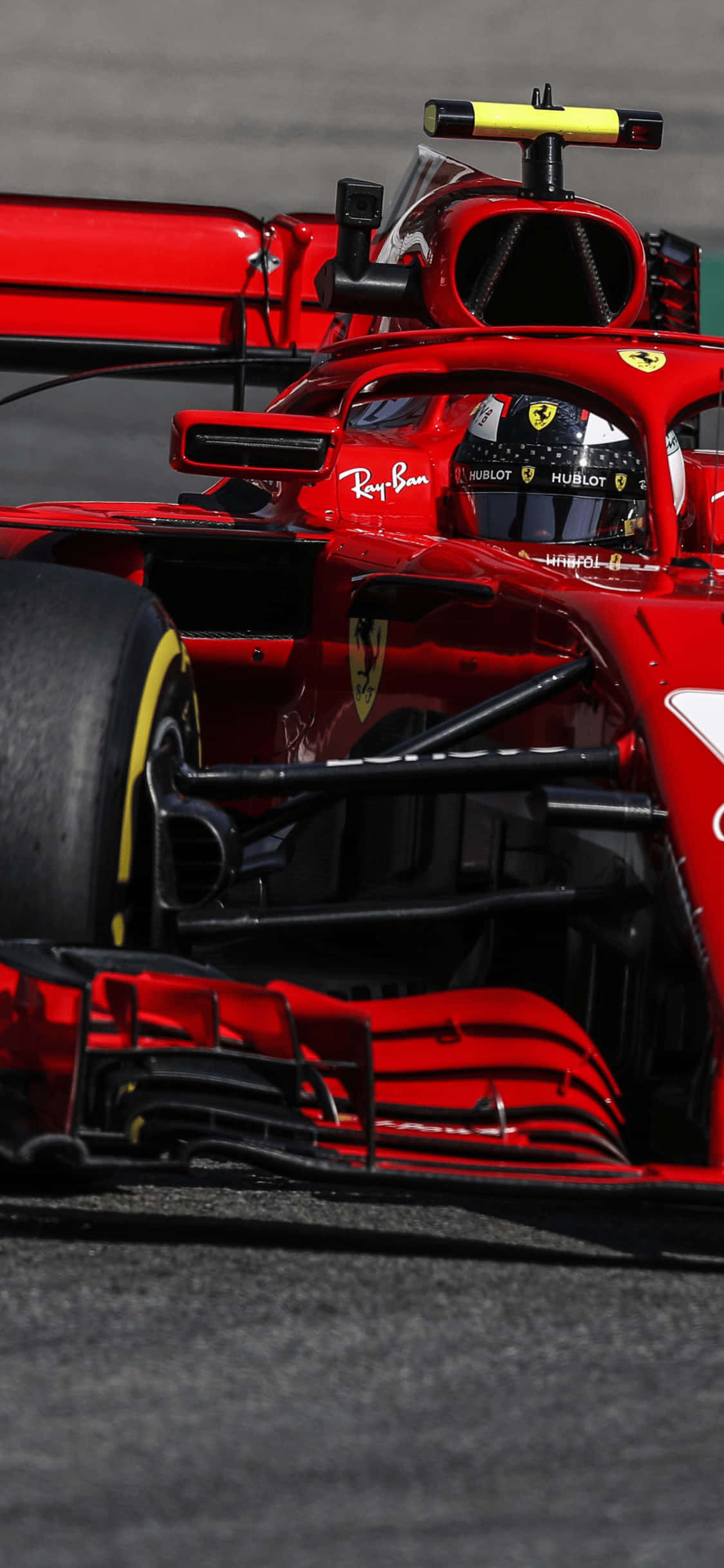 Ferrari SF71H賽車iPhone XS F1 2018背景 壁紙 — 紅色法拉利一級方程式賽車在賽道上的特寫，車手在駕駛艙內。