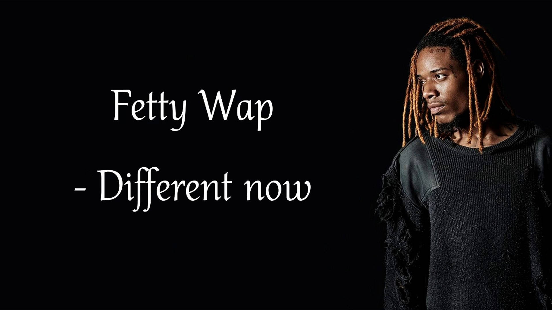 Fetty Wap - 不同現在 壁紙 — 一個留著紅色辮子的男人，在黑色背景上白色文字寫著「Fetty Wap - Different now」的畫面中，專注地凝視。