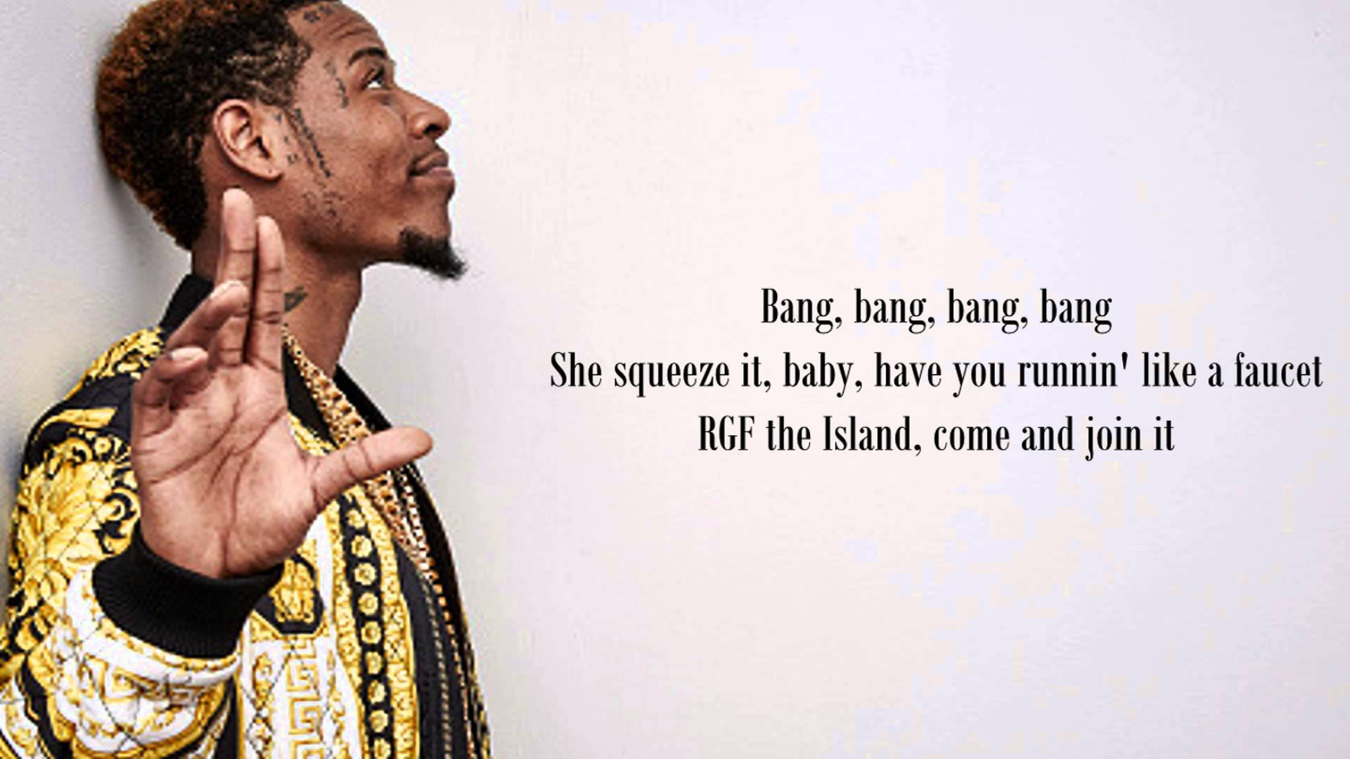 Fetty Wap 與歌詞 壁紙 — 一名身穿金色和黑色圖案外套的男子做手勢，歌詞出現在他旁邊的素牆上。