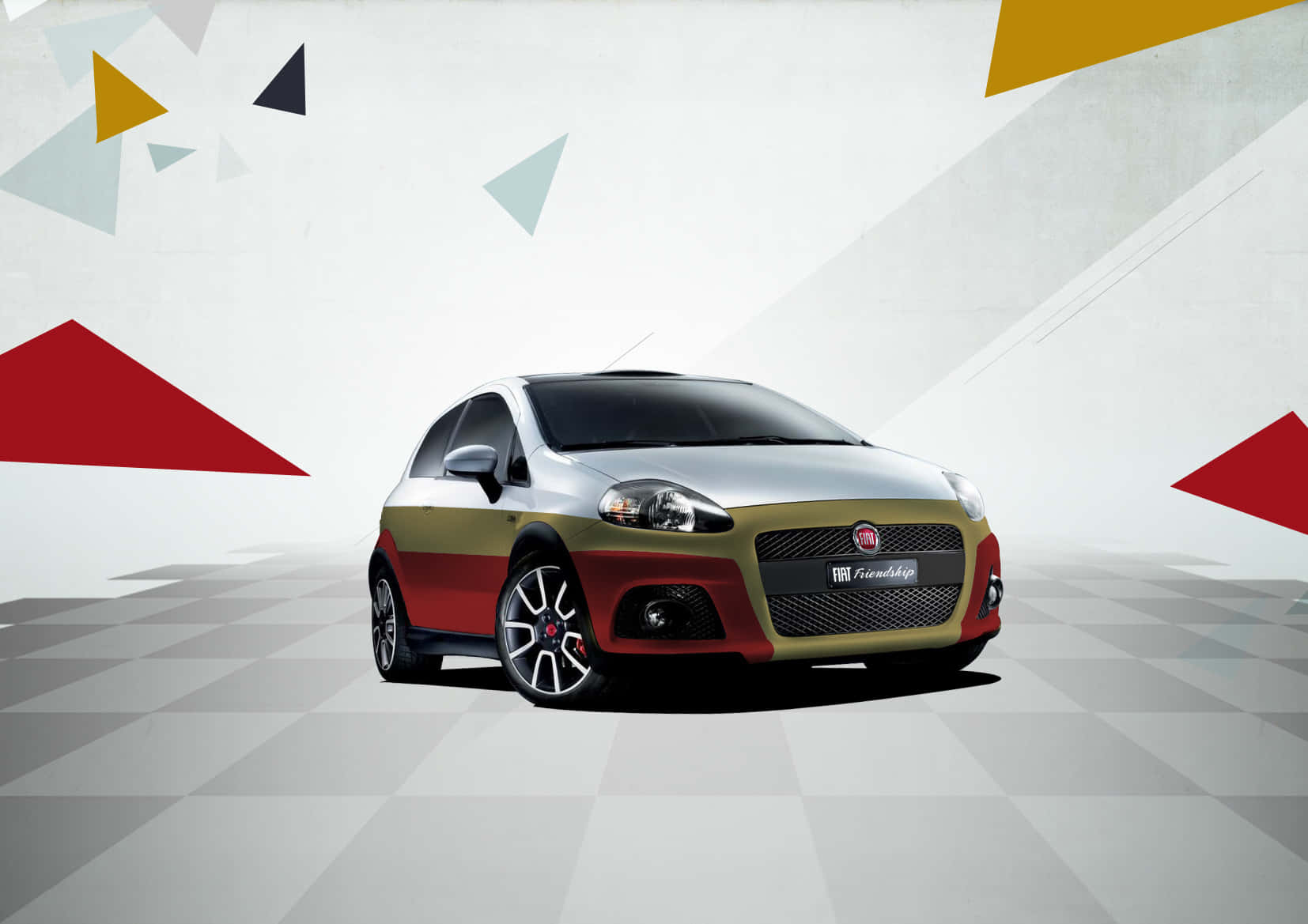 Fiat Punto 桌布 壁紙 — 一輛塗有紅色、金色和銀色的 Fiat Punto Evo 停放在棋盤格地板上，背景是帶有彩色三角形的幾何牆壁。