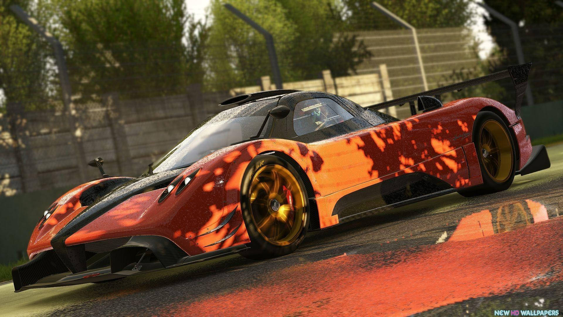 《Project Cars》中的Pagani Zonda R 壁紙 — 一輛火熱的橙色和黑色賽車，配備金色輪圈，在明亮的日光下於潮濕的賽道上飛馳。