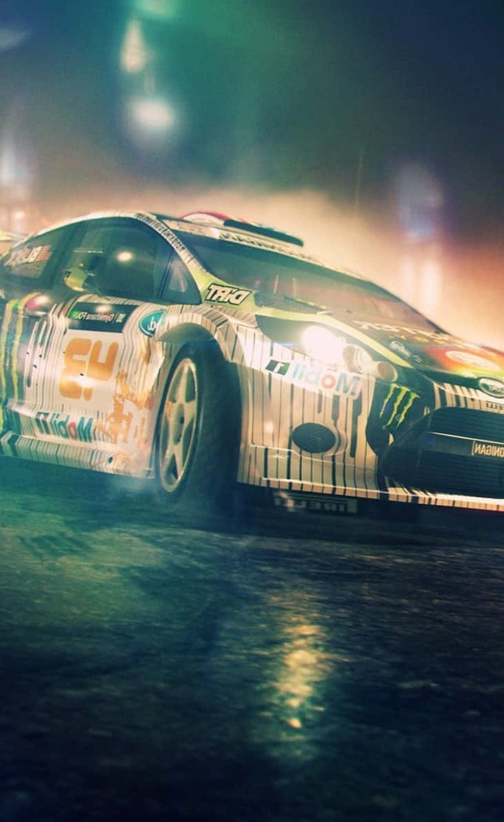 福特Fiesta HFHV側視圖 Android Dirt Showdown背景 壁紙 — 一輛帶有Monster Energy塗裝的拉力賽車在夜間霓虹燈下於濕滑的街道上飄移。
