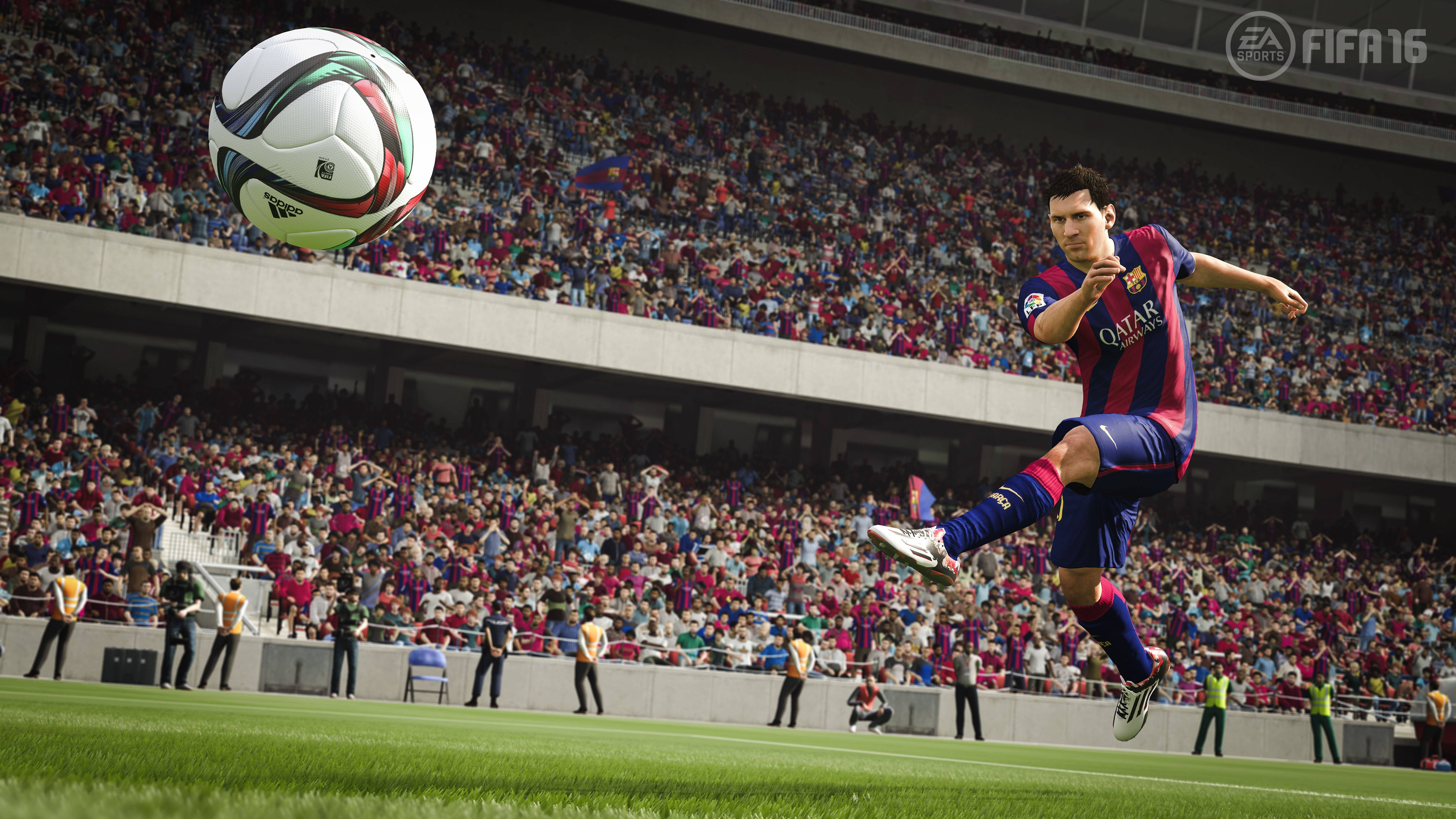 FIFA 16 梅西 4K 超高清 壁紙 — 一名身穿巴塞隆拿球衣的足球員在陽光明媚的日間比賽中，於座無虛席的球場跳起頂向一個色彩繽紛的足球。
