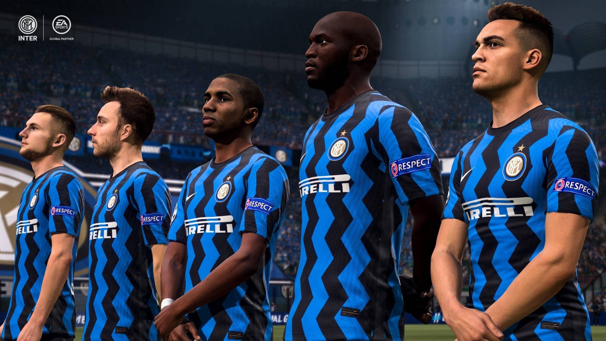 FIFA 21 足球隊列隊唱國歌 壁紙 — 四名身穿藍黑間條球衣的足球員在明亮的燈光下莊嚴地站在球場上。