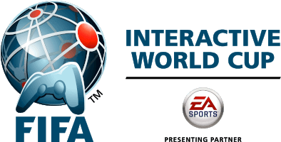 FIFA 互動世界盃標誌 壁紙 — FIFA Interactive World Cup 標誌，包含一個帶有紅點的地球儀和一個藍色遊戲控制器，背景為黑色。