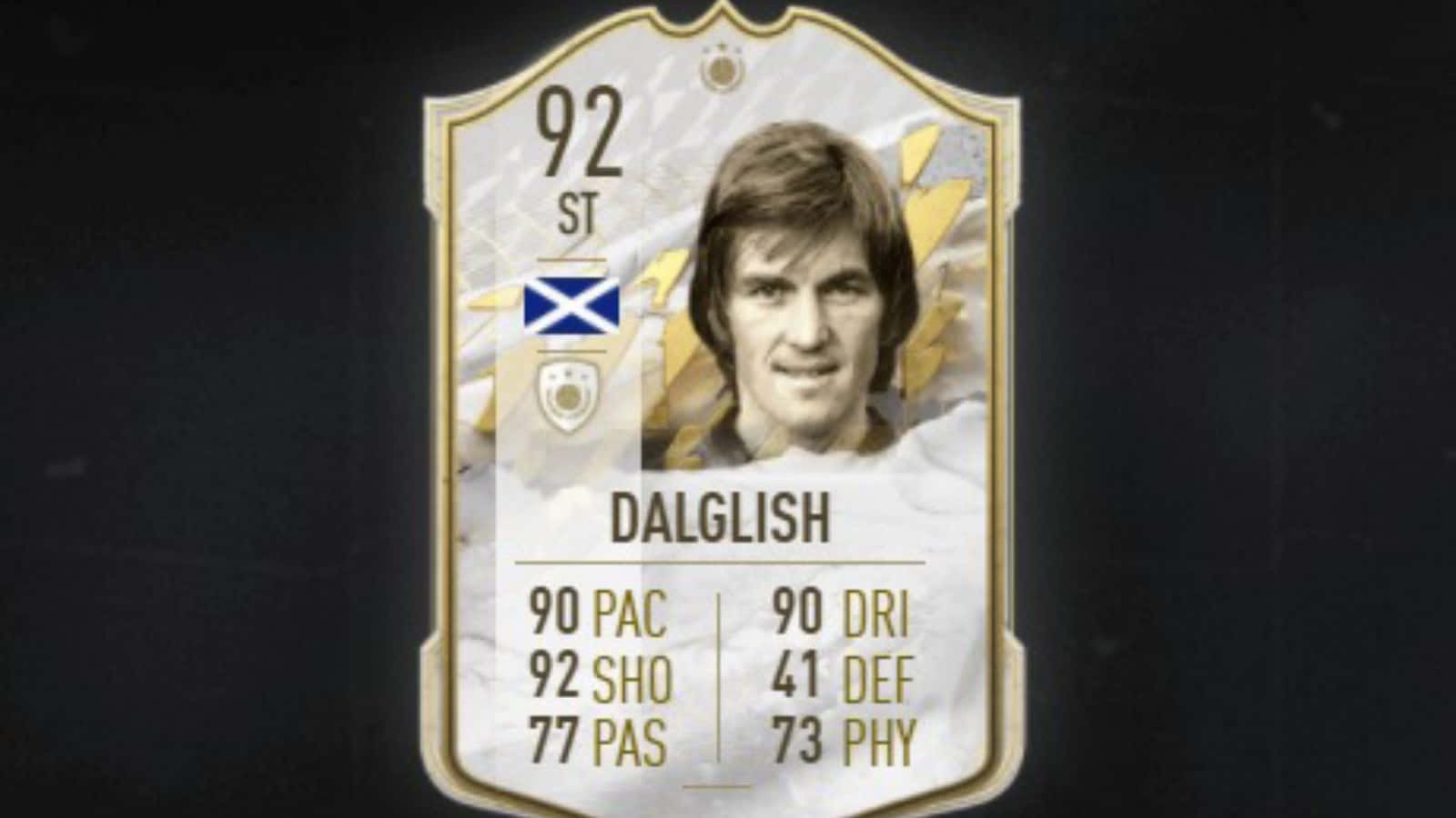 肯尼·達爾吉什 FIFA 電子遊戲數據 壁紙 — 一張金色FIFA風格足球卡，展示Kenny Dalglish及其數據和蘇格蘭國旗，背景為深色。