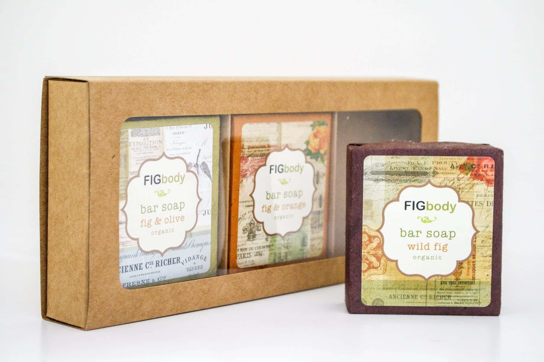 FIGoody 香皂 壁紙 — 三塊手工無花果香味皂，採用復古風格包裝，展示在一個棕色紙板禮品盒旁邊。