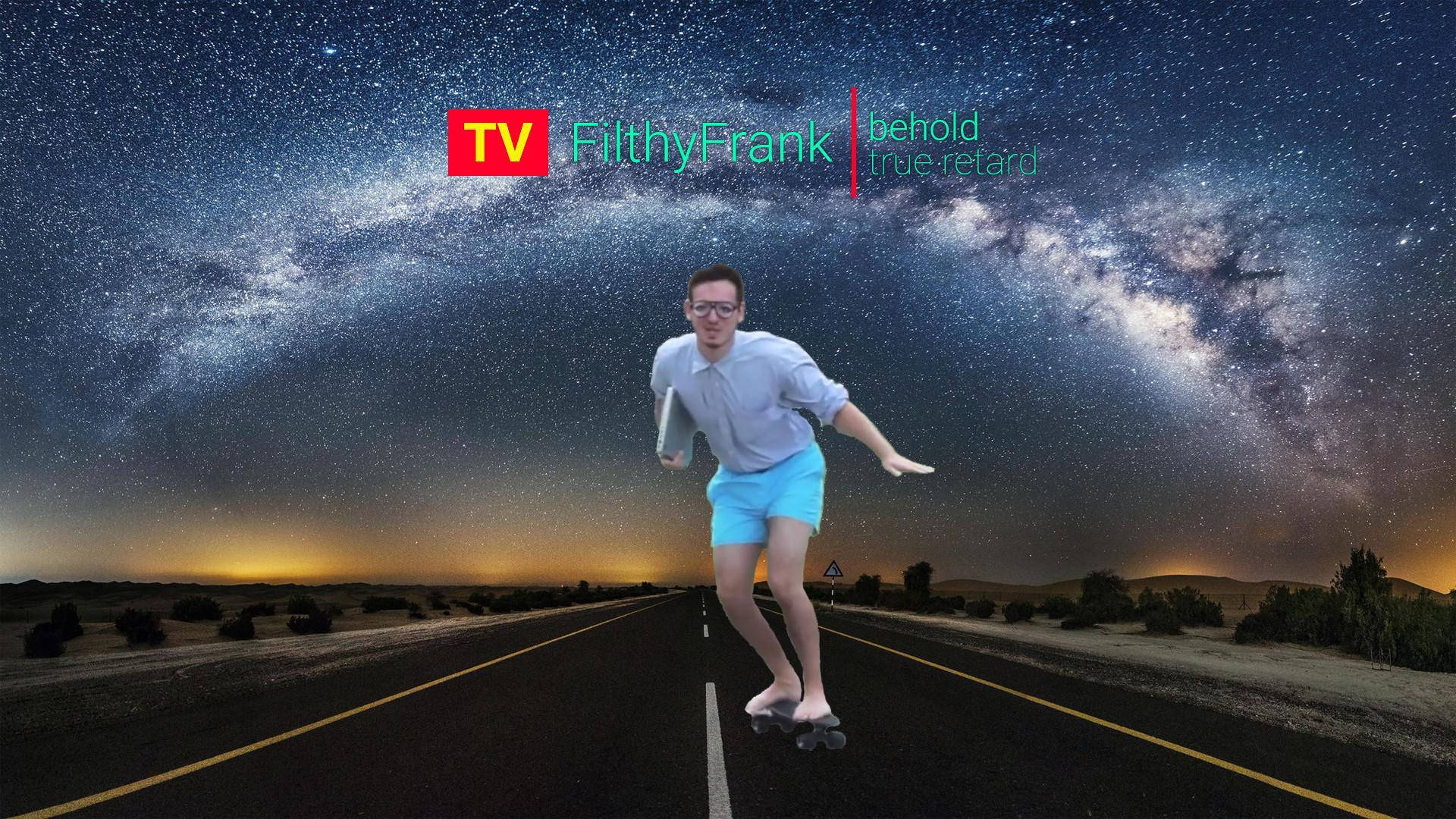 男子在沙漠公路上玩滑板，星空下銀河閃耀