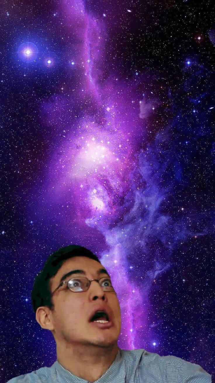 戴眼鏡的男人抬頭看著紫色和藍色的星空星雲。