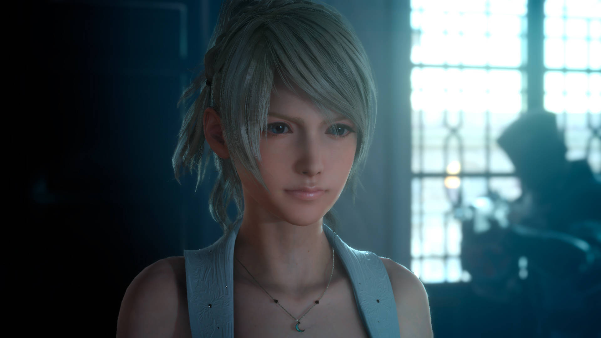 Final Fantasy XV 諾克提斯與夥伴們 壁紙 — 一位年輕女性，銀色頭髮，溫柔的眼神，站在昏暗的房間裡，身後有一扇明亮的窗戶。