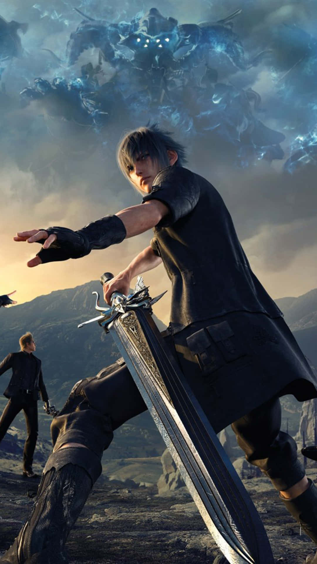 Final Fantasy XV 扎克與 Buster Sword 背景 壁紙 — 一位身穿暗色服裝的年輕戰士在崎嶇的山地景觀中揮舞著一把大劍，面對一個巨大的藍色發光怪物。