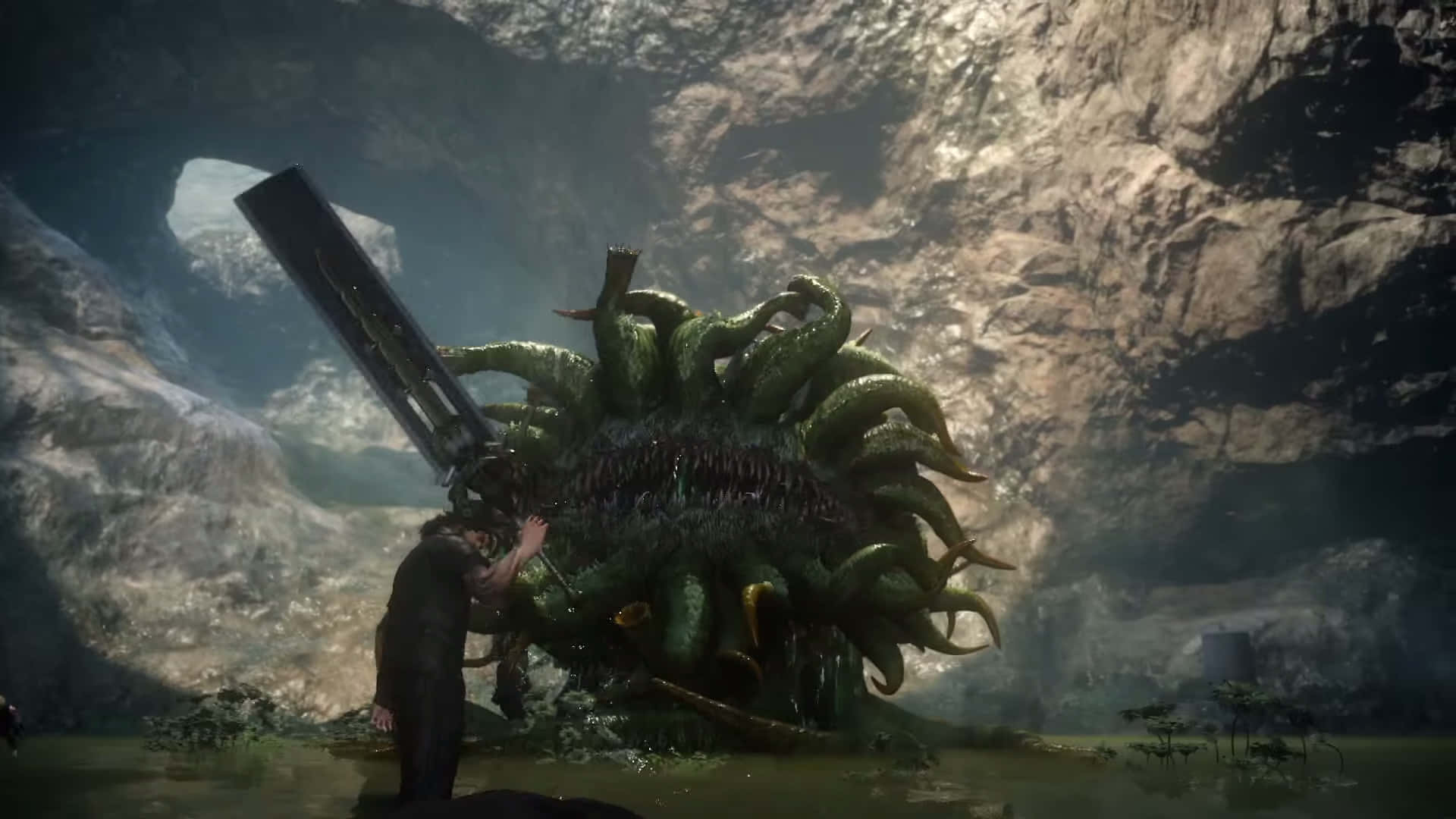 Final Fantasy XV 海洋馬爾博羅背景 壁紙 — 一個孤獨的戰士在霧氣籠罩的山洞中揮舞著一把巨大的劍，對抗一個巨大的綠色多觸手怪物。