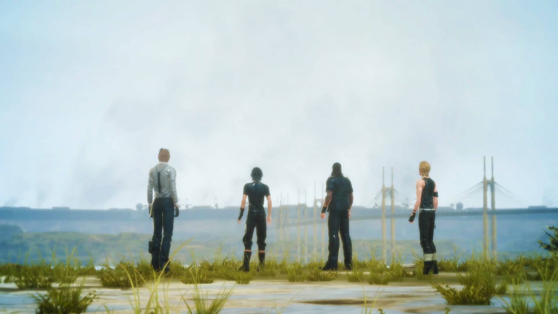 Final Fantasy XV 諾克提斯與夥伴們的冒險 壁紙 — 四個人物企喺草地度，望住遠處嘅橋，天空有啲朦朧。