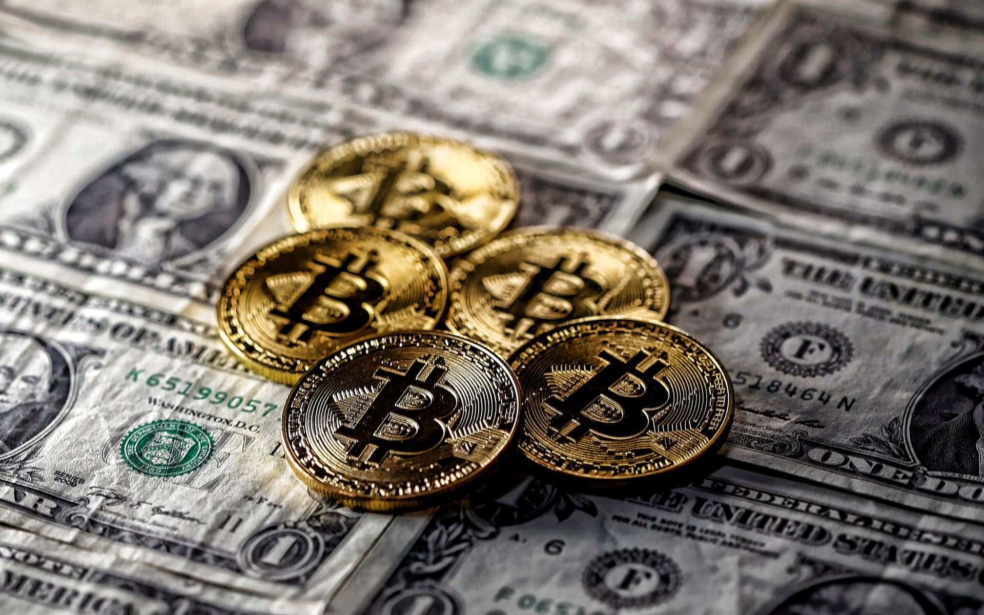 美鈔上的金色比特幣硬幣。