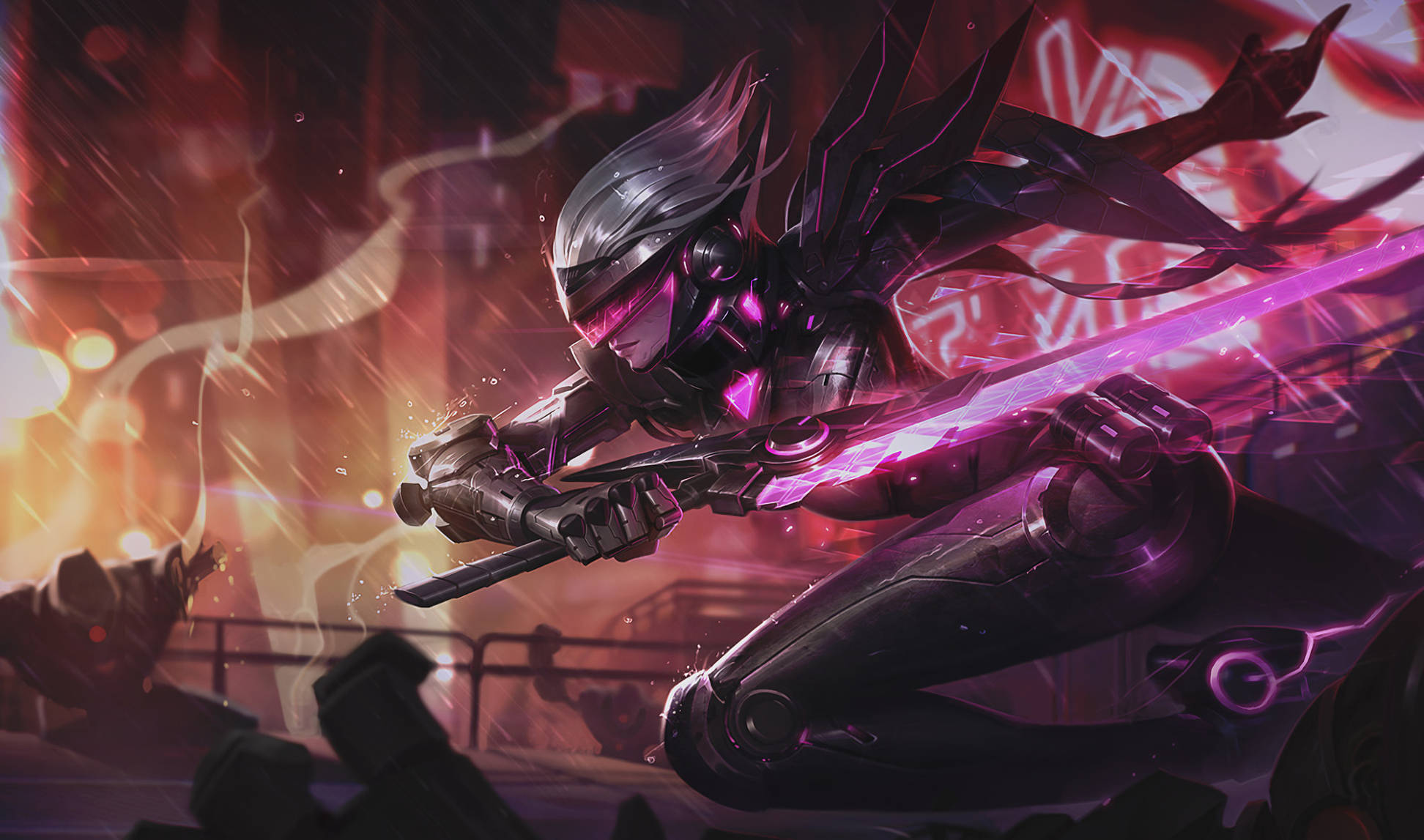 Fiora 冷靜聯盟傳奇藝術 壁紙 — 一位賽博龐克戰士手持發光紫色劍，在雨中霓虹城市街道上以動態動作姿勢揮砍。