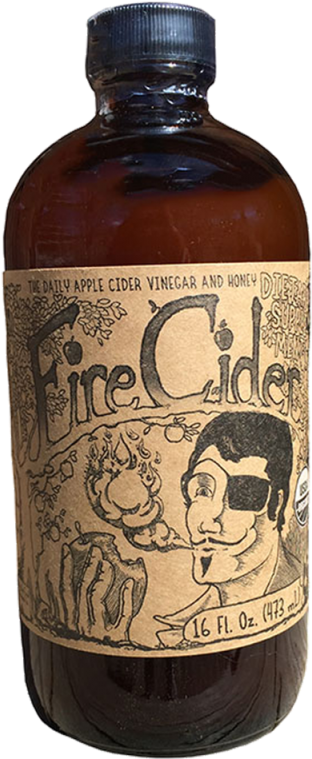 Fire Cider 蘋果醋蜂蜜瓶 壁紙 — 深琥珀色玻璃瓶裝的Fire Cider，帶有鄉村風格標籤，上面有卡通海盜和蘋果醋成分。