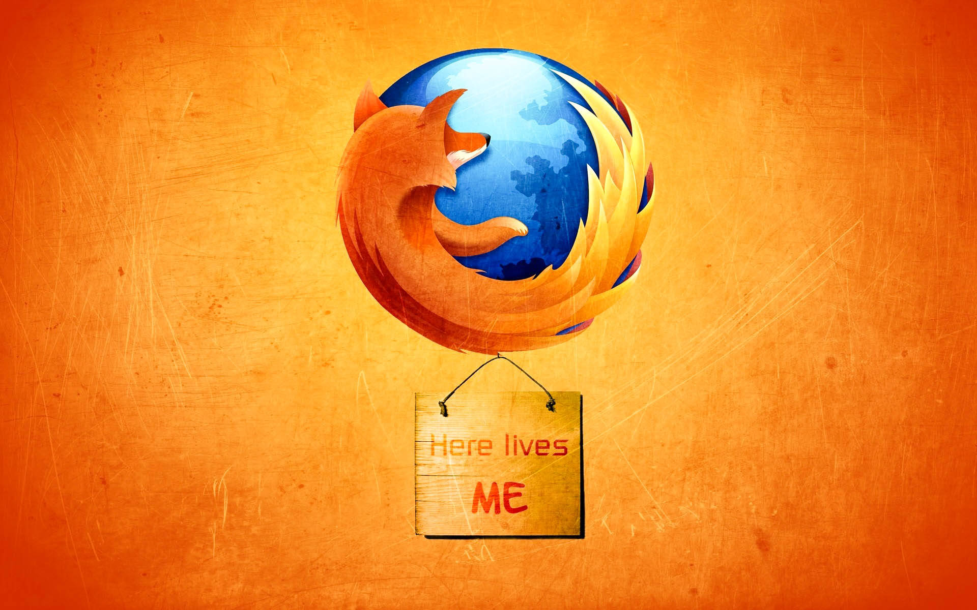 Firefox 瀏覽器粉絲藝術 壁紙 — 一個風格化的Firefox標誌，帶有地球儀和火焰尾巴，懸掛在一個寫着「Here lives ME」的木牌上方，背景是帶有紋理的橙色。